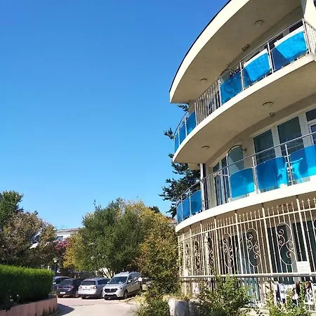 Луксозен Апартамент *